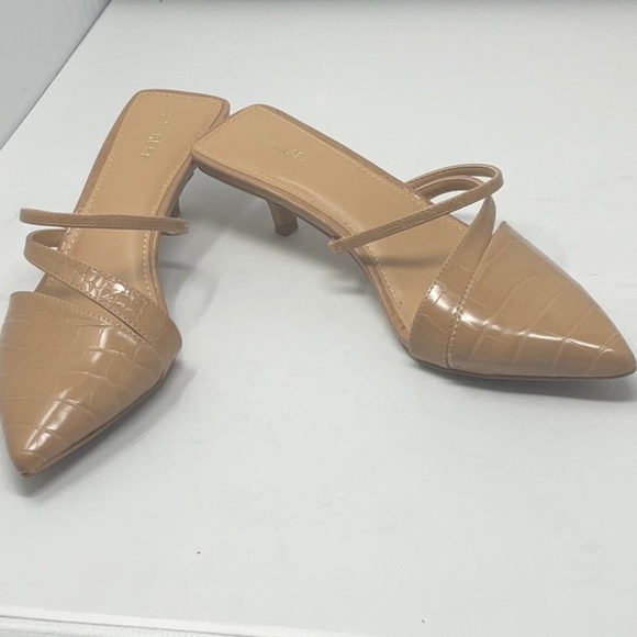 Express closed toe heeled sandals, size 8 - Picture 2 of 10